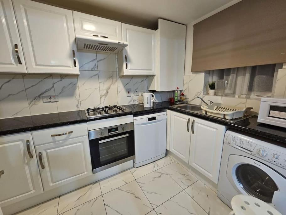 Lovely Flat Close To Shepherd'S Bush Apartment Лондон Екстериор снимка