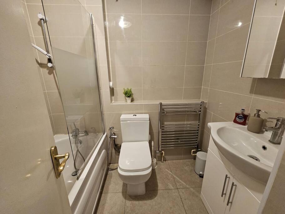 Lovely Flat Close To Shepherd'S Bush Apartment Лондон Екстериор снимка